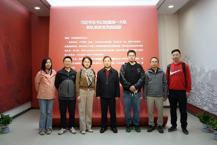 坚持以党建引领业务行稳致远