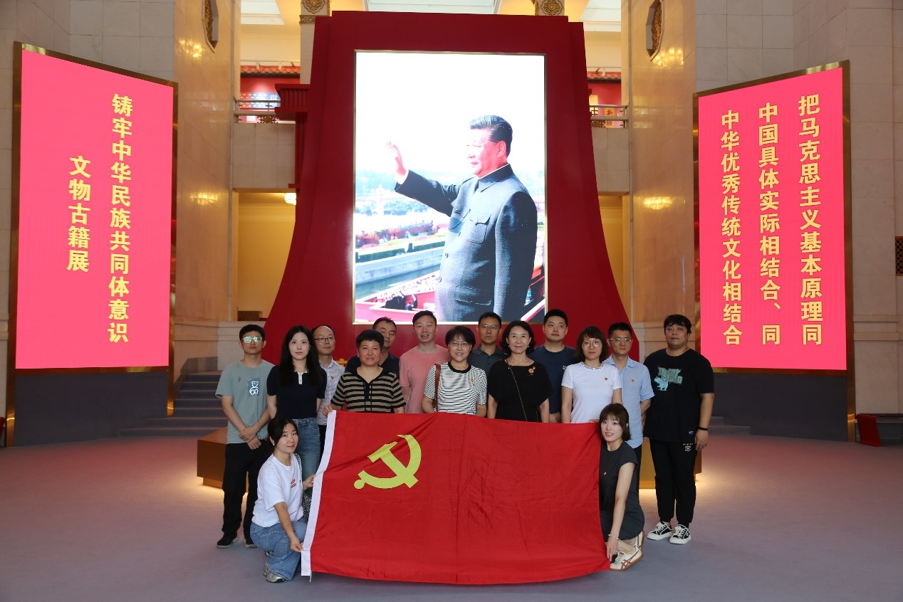 参观西藏新疆文物古籍展，共铸民族共同体意识